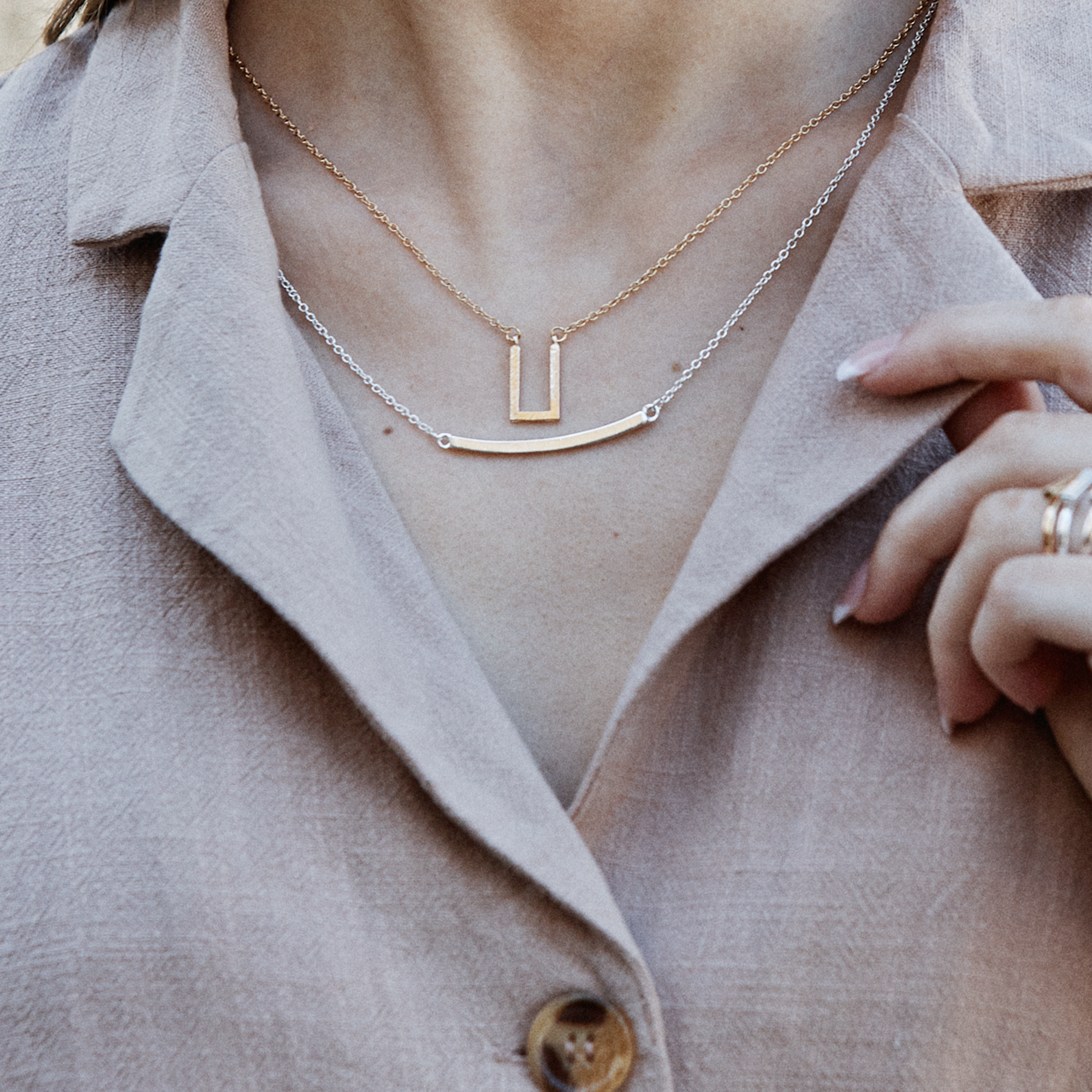 bendedbar-necklace-gold-lifestyle.png