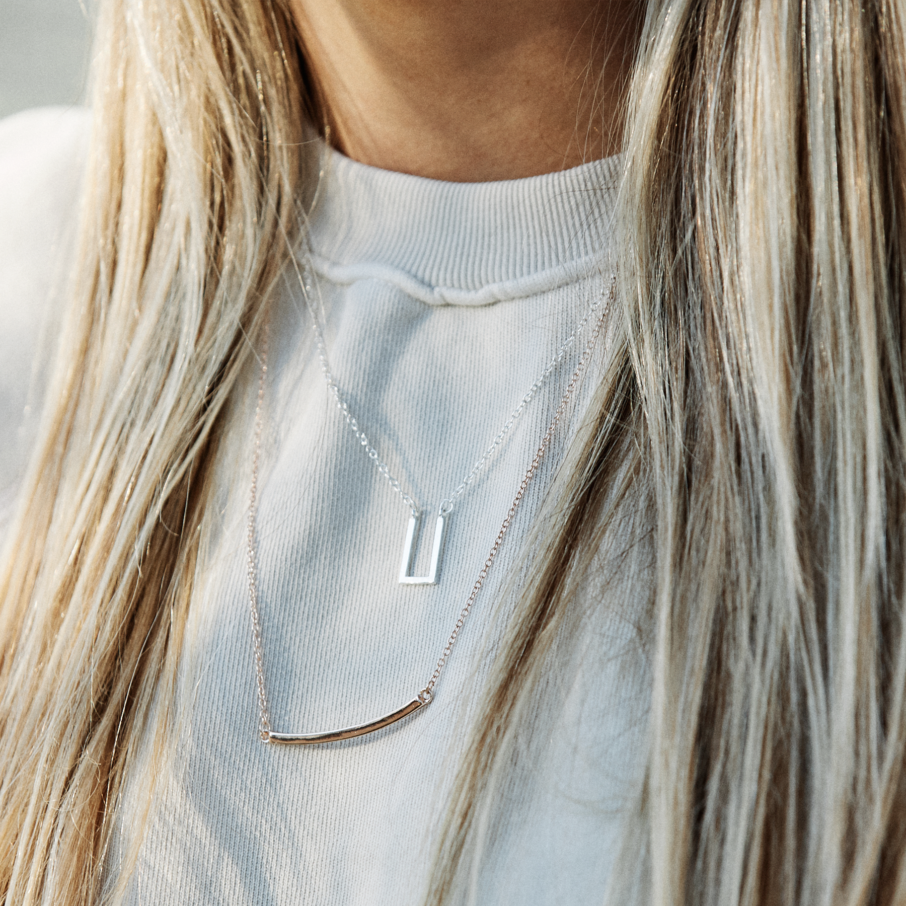 bendedbar-necklace-rosegold-lifestyle.png