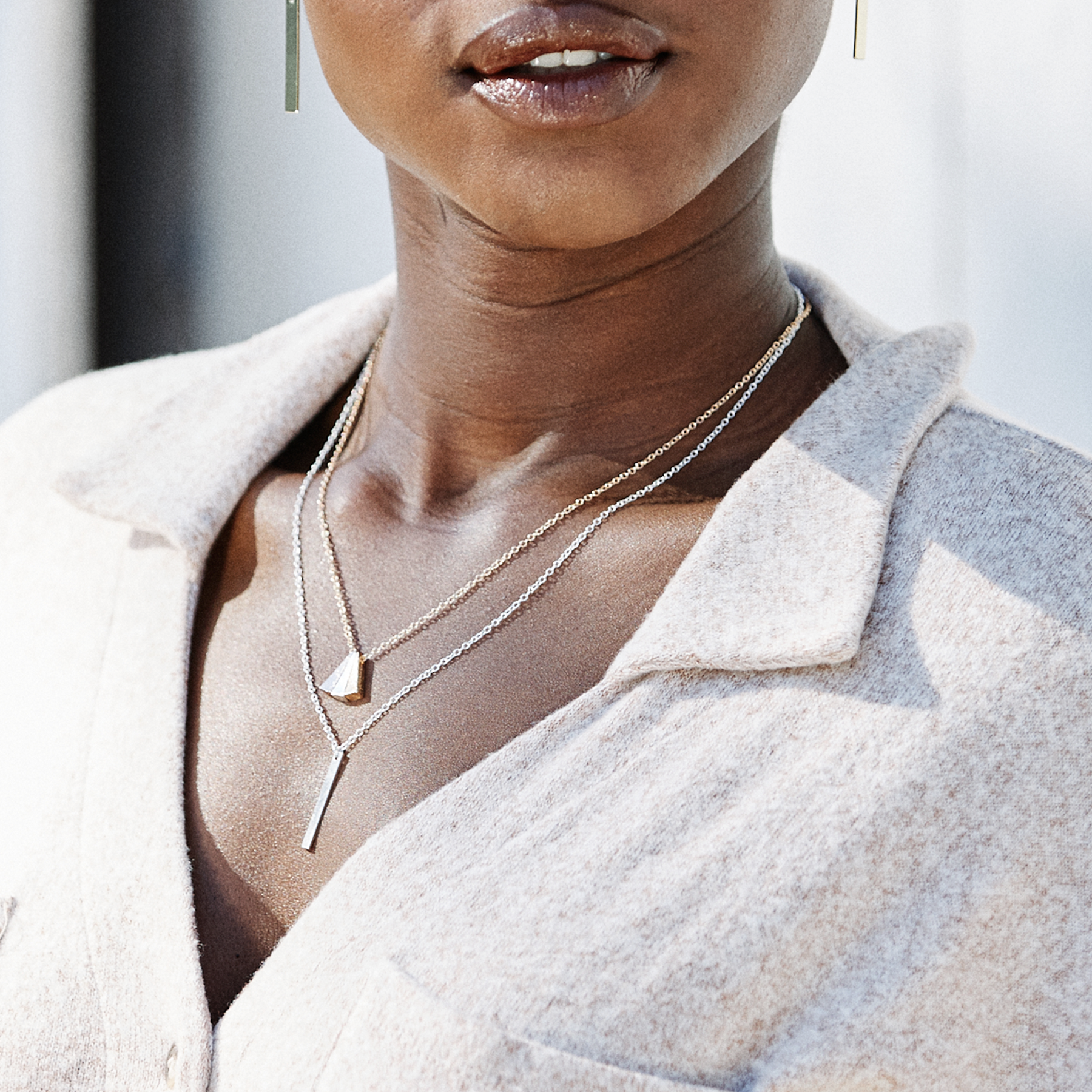 blendedbar-necklace-gold-lifestyle.png