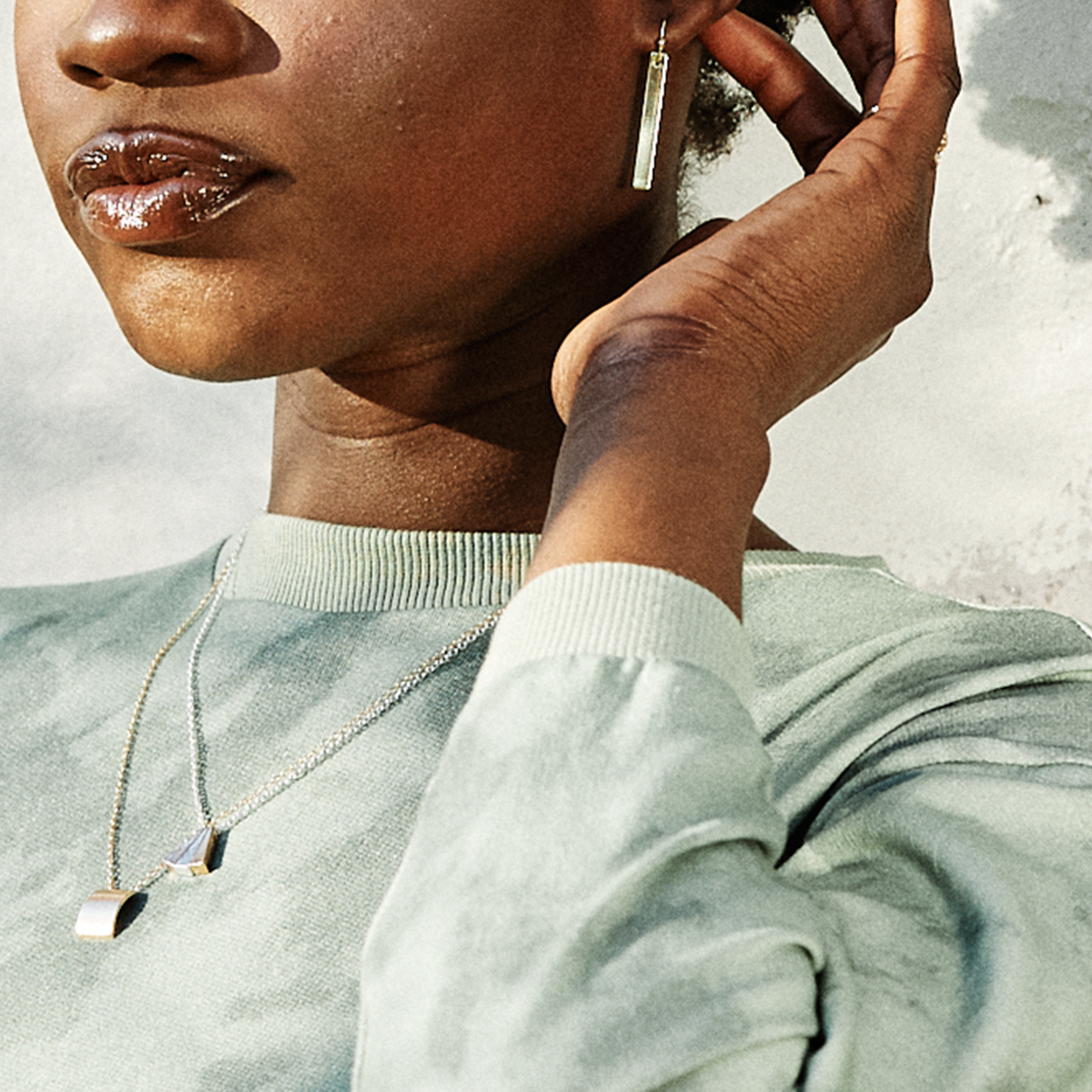 boldbar-necklace-lifestyle.png