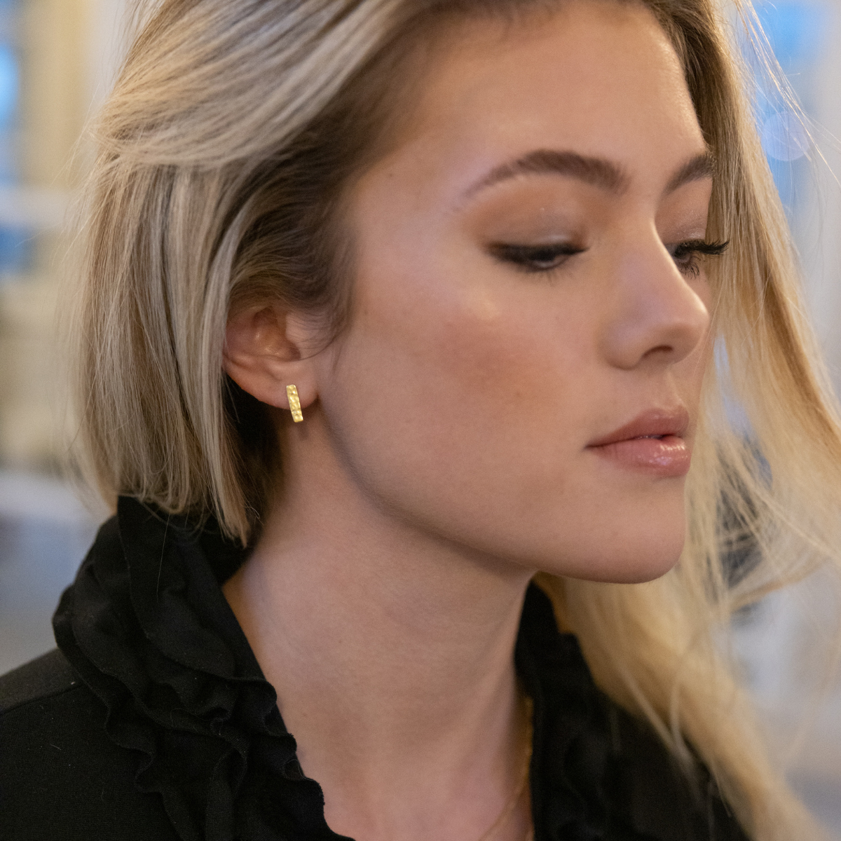 dainty_20hammered_20bar_20earrings.png
