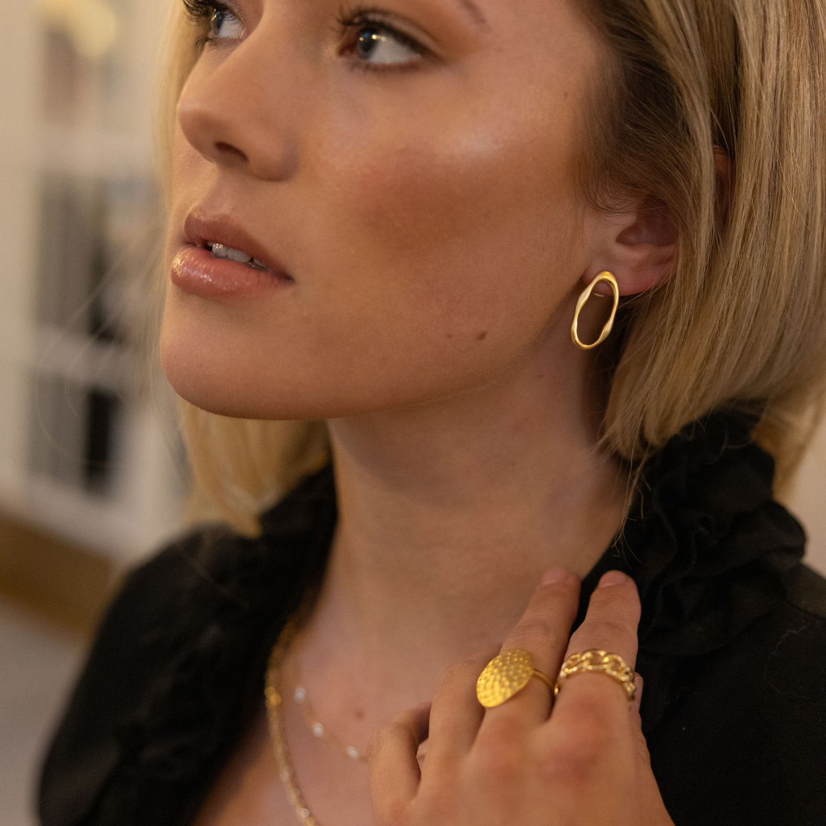 dainty_20hammered_20oval_20earrings.png