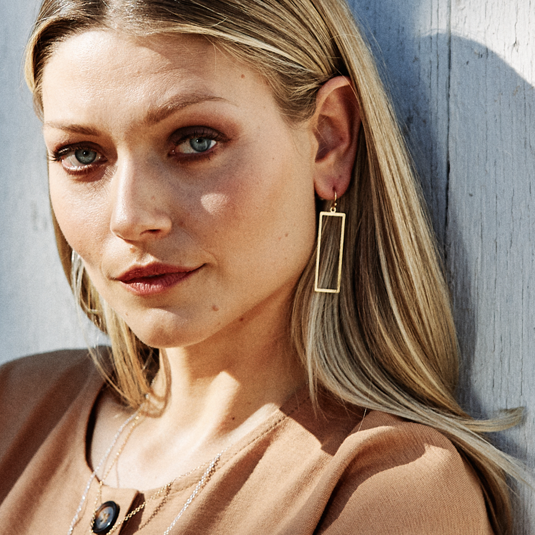 gold-bar-earrings-lifestyle.png