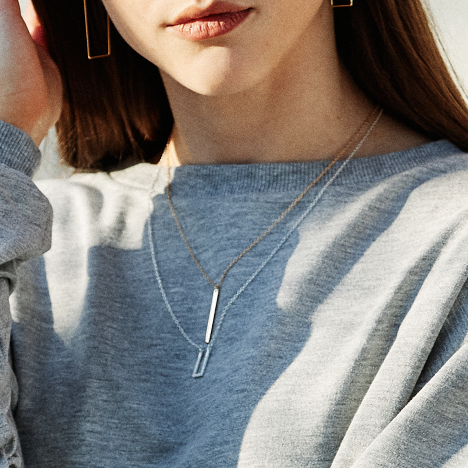 longbar-goldnecklace-lifestyle.png