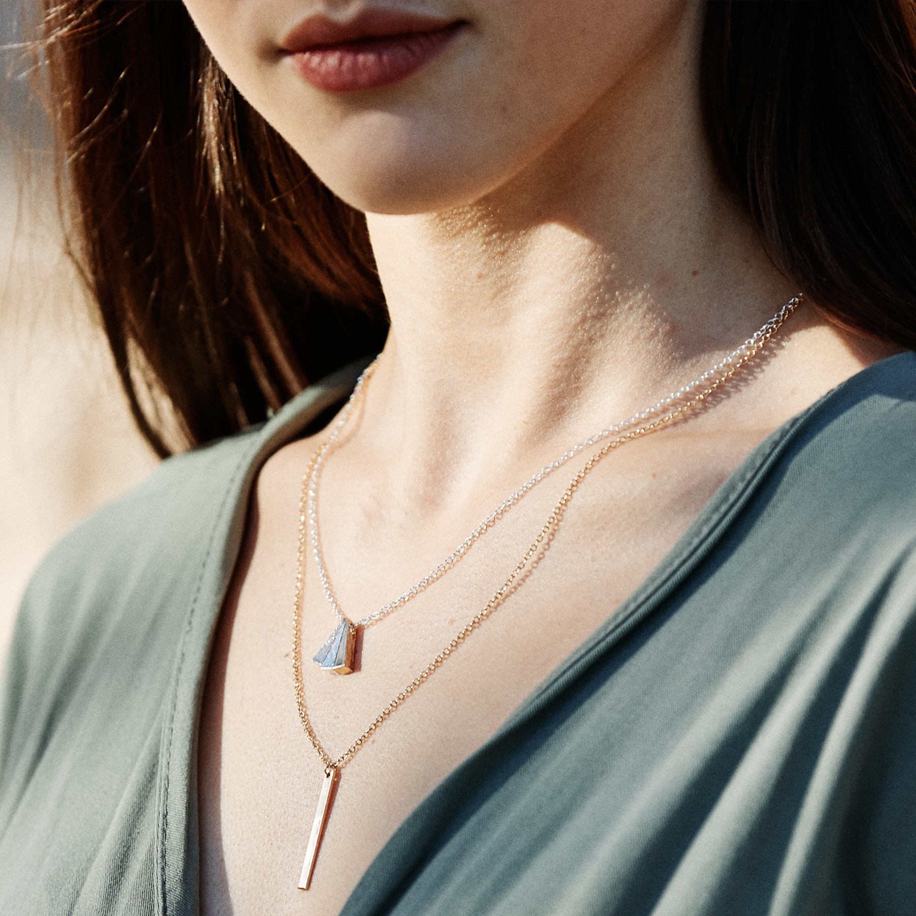 longbar-necklace-rosegold-lifestyle.png