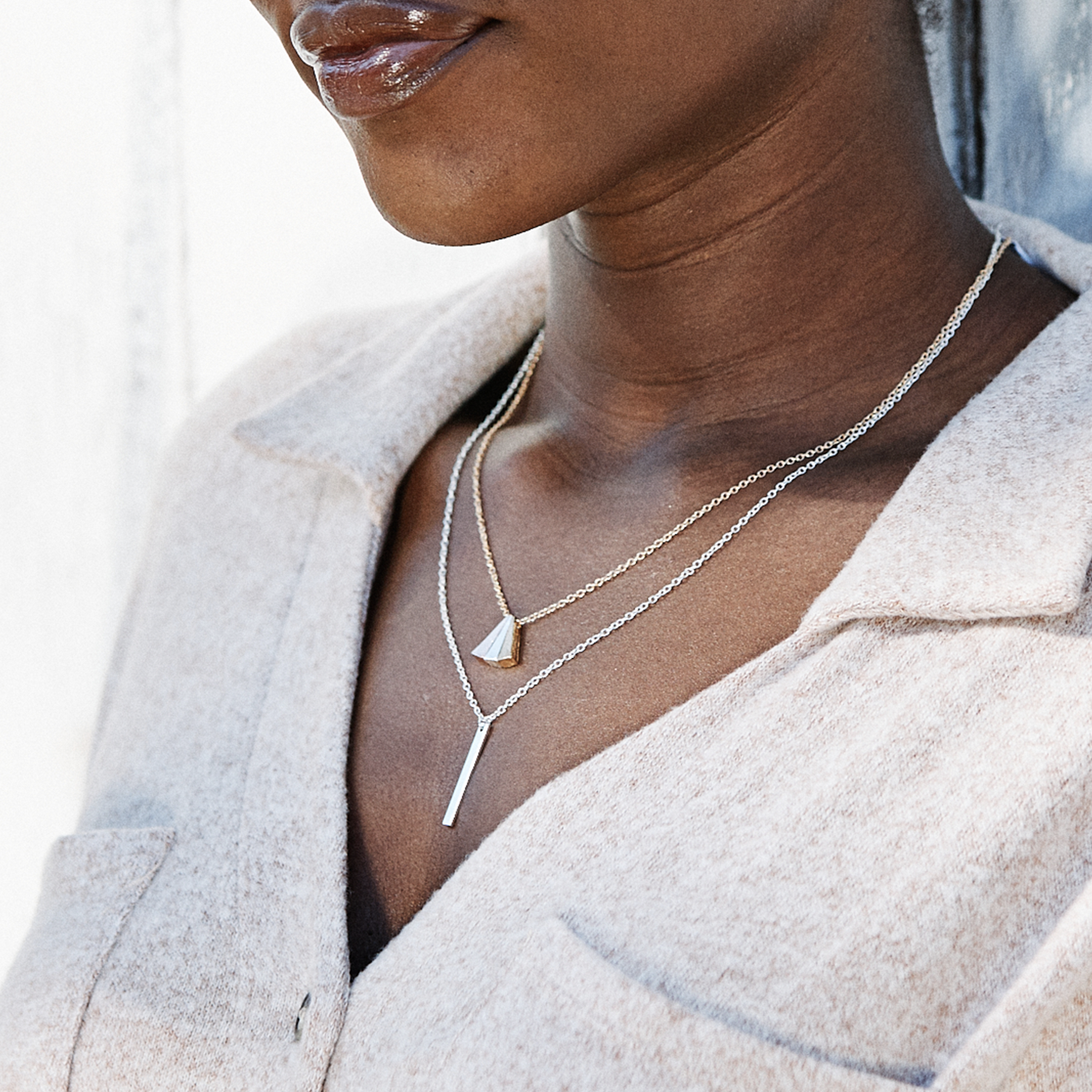 longbar-necklace-silver-lifestyle.png