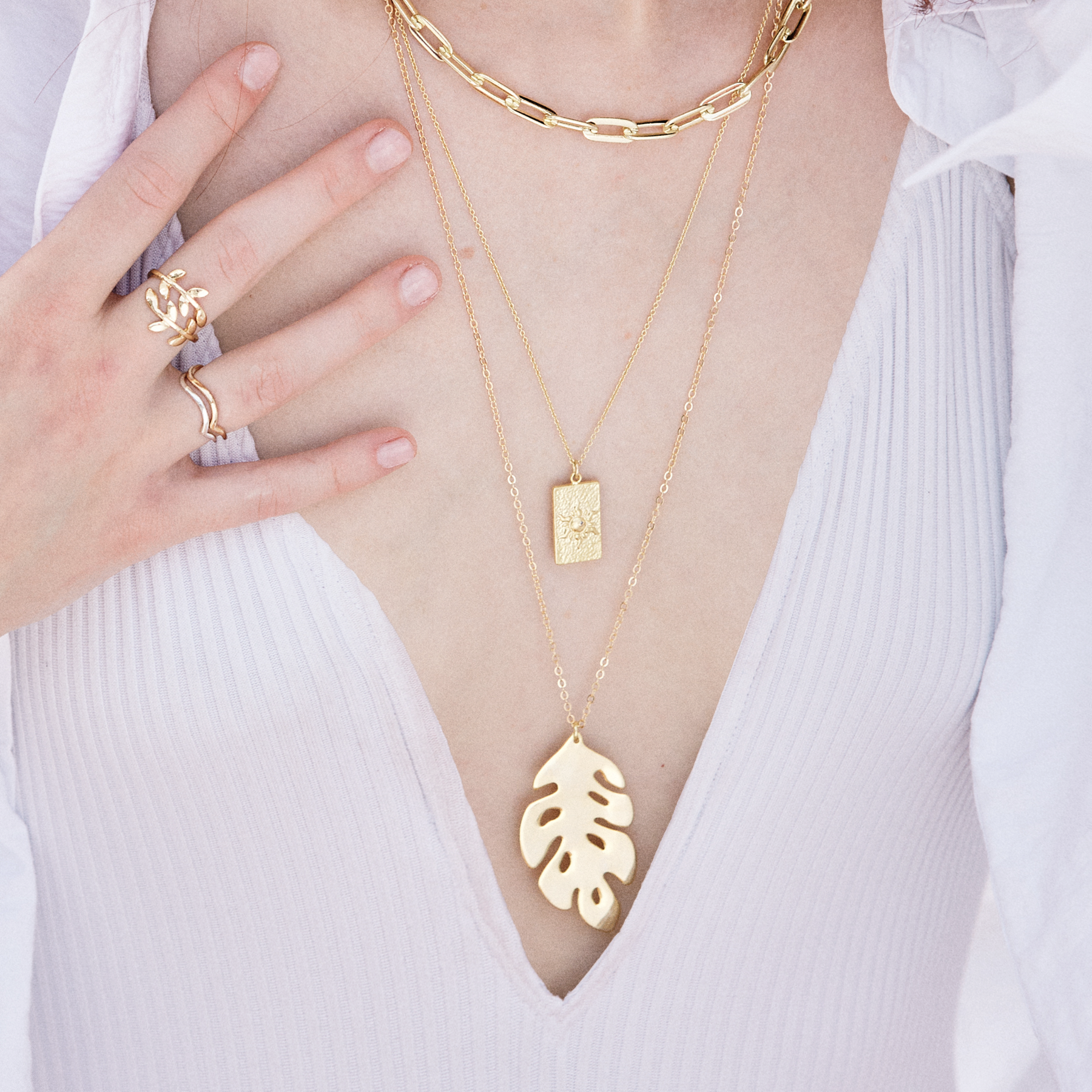 statementpalm-necklace-lifestyle.png