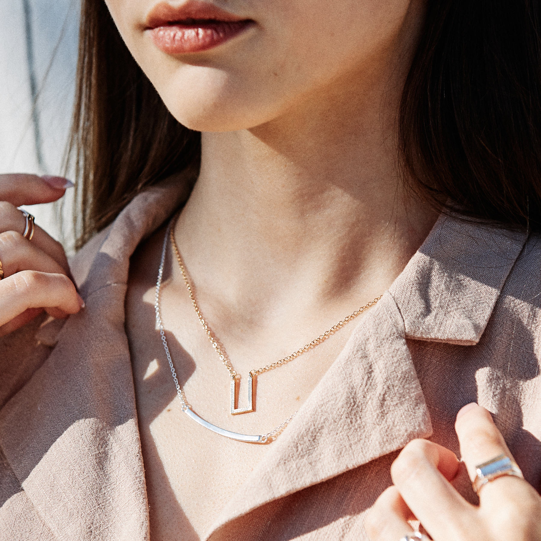 u-necklace-gold-lifestyle.png