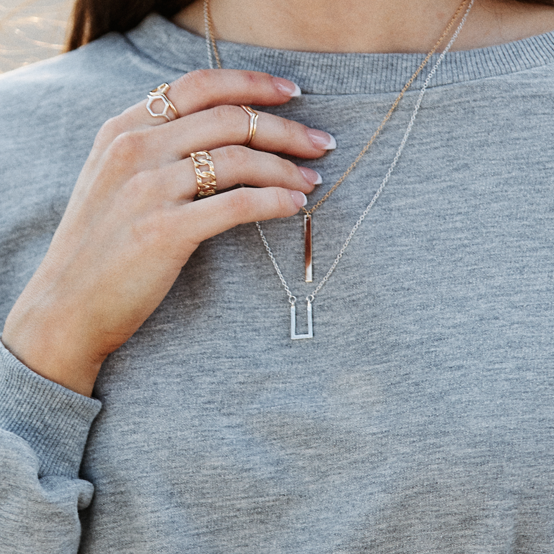 u-necklace-silver-lifestyle.png